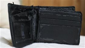 錢包 皮夾
https://www.flickr.com/photos/kingautmanthe3rd/6653002505/in/photolist-6bkBvU-6bkBtJ-oU1VA8-8QshrR-g8odQD-vazKxW-b8UnRK-bf43F8-6arpSf-dtsf7h-8YZaYS-8C5UWm-nJFguf-asHci3-c91vKy-fajfwk-ds2hzD-dURS