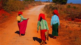 緬甸 婦女
https://www.flickr.com/photos/slapers/11773346226/in/photolist-iWntE3-dPPx8c-9Fn7WC-5Rf37M-78a943-qn71E6-dMB7vq-iWk3aB-dQwbZp-dPg4ZL-qDxGEM-s86zHk-dMZuB1-9FjatP-sopoYs-oiKtb5-8KGmSZ-ceGEUf-jBSx1