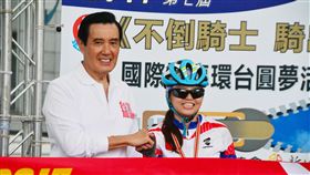 癌勇士完成單車環台壯舉　台灣抗癌協會第7屆「不倒騎士．騎出生命」癌友自行車環台挑戰，46名鬥士14日下午完騎。前總統馬英九（左）到場鼓勵打氣，並與完騎的抗癌鬥士合影。中央社記者黃旭昇新北市攝　106年11月14日