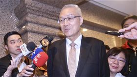 吳敦義接受媒體訪問國民黨主席吳敦義（前）26日在台北探視將滿110歲、全國最高黨齡的資深黨員劉秋芳，並接受媒體記者的訪問。中央社記者吳翊寧攝　106年10月26日