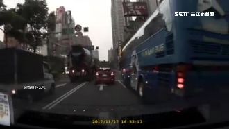 水泥車硬要擠　小轎車變「夾心餅乾」