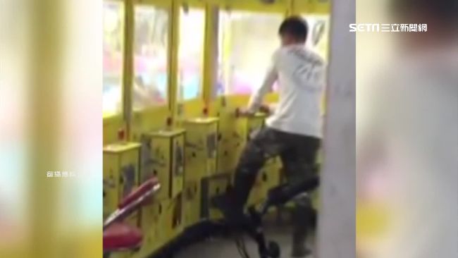 男起乩式狂搖娃娃機　機台如颱風過境