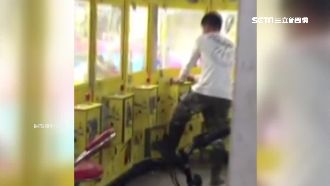 男起乩式狂搖娃娃機　機台如颱風過境