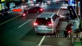 為閃違規！機車急煞「冒火花」摔車