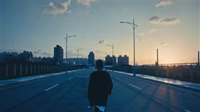 李玖哲最新英文歌曲《Stay》從頭到尾僅在MV最後的背影現身。（圖／翻攝自Youtube）