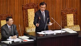 立院三讀通過產業創新條例部分條文修正草案立法院院會3日下午由院長蘇嘉全（右）敲槌，正式宣布三讀修正通過產業創新條例部分條文修正草案。中央社記者王飛華攝　106年11月3日