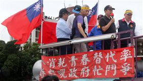 退伍軍人團體府前抗議年金改革（2）軍人年改方案傳出將拍板，「八百壯士」等反年改團體14日上午號召退伍軍人從立法院遊行至總統府前抗議，表示立場。中央社記者郭日曉攝  106年11月14日