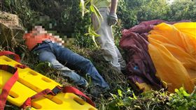 高雄飛行傘起飛意外　男卡樹梢幸獲救一名男子18日在高雄杉林區日光飛行場操作飛行傘起飛時不慎摔落，卡在樹梢上，高雄市消防局獲報趕赴現場救援，協助送醫。（翻攝照片）中央社記者陳朝福傳真　106年11月18日