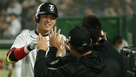 亞冠賽台日戰　朱育賢9下陽春砲（2）亞洲職棒冠軍爭霸賽中職聯隊18日晚間與日本背水一戰，9局下中職聯隊朱育賢（左）敲出陽春全壘打，回到休息區與隊友擊掌致意。中央社記者張新偉東京攝　106年11月18日