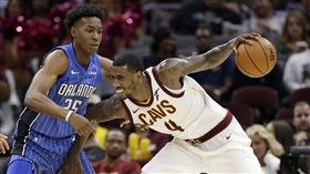 ▲騎士代打控衛Iman Shumpert（右）因左膝積水需缺陣幾日。（圖／美聯社／達志影像）