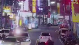 眾人駕車將徐姓機車騎士攔下痛毆。（圖／翻攝畫面）