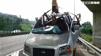 國道遭遊覽車追撞　轎車4人送醫不治