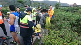 廖姓跑者體力不支，警消人員迅速到場救援。（圖／翻攝畫面）