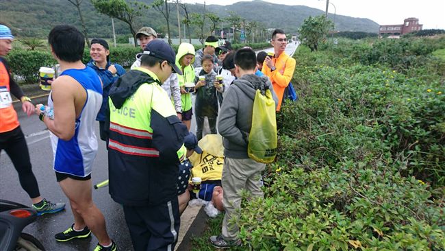 馬拉松跑者體力不支　警消急救援