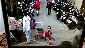 唐男來台逾期未歸，在各地傳統市場裡當起街頭藝人。（圖／翻攝畫面）