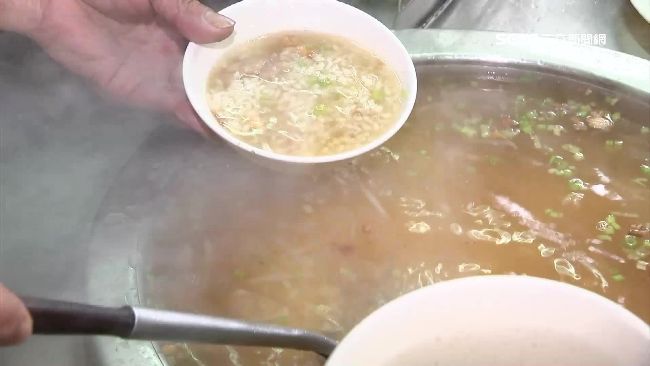 天氣越冷越熱銷　肉粥老店大排長龍