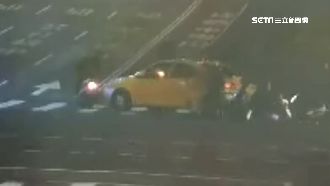 小黃路口連撞肇逃！騎士載童險被爆頭