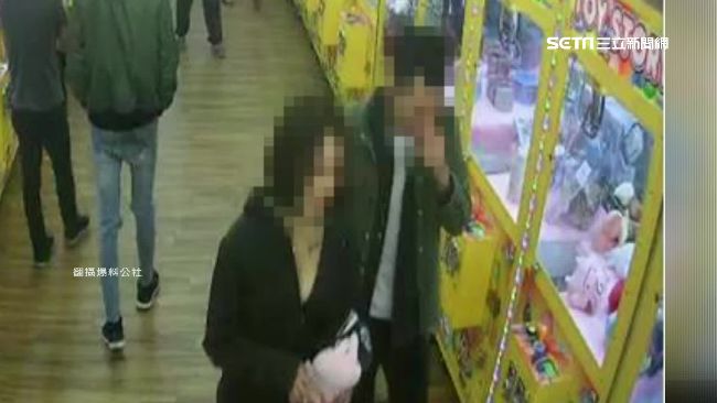 夾不到娃娃怒了　正妹竟偷展示品洩憤