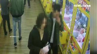 夾不到娃娃怒了　正妹竟偷展示品洩憤