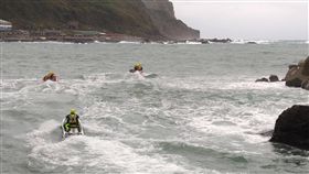 警消人員前往搜救。（圖／翻攝畫面）