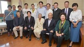 行政院長賴清德臉書PO出上個月探視戴振耀的照片。（翻攝賴清德臉書）