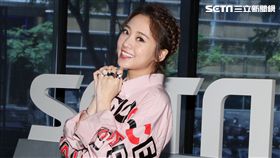 鬼鬼（吳映潔）上安安大明星直播，宣傳新專輯並暢談她工作酸、甜、苦、辣過程。（記者邱榮吉/攝影）