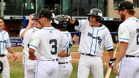 蔣智賢與隊友慶祝。（圖／翻攝自澳職官網）