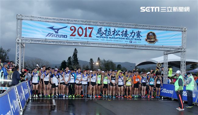 2017 MIZUNO馬拉松接力賽（19）日，五千多名跑者不畏濕冷天氣新北淡金公路熱力點燃，世大運好手齊聚淡金、清大田徑隊破紀錄摘金。（記者邱榮吉/攝影）