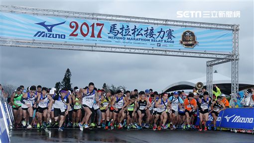 2017 MIZUNO馬拉松接力賽（19）日，五千多名跑者不畏濕冷天氣新北淡金公路熱力點燃，世大運好手齊聚淡金、清大田徑隊破紀錄摘金。（記者邱榮吉/攝影）