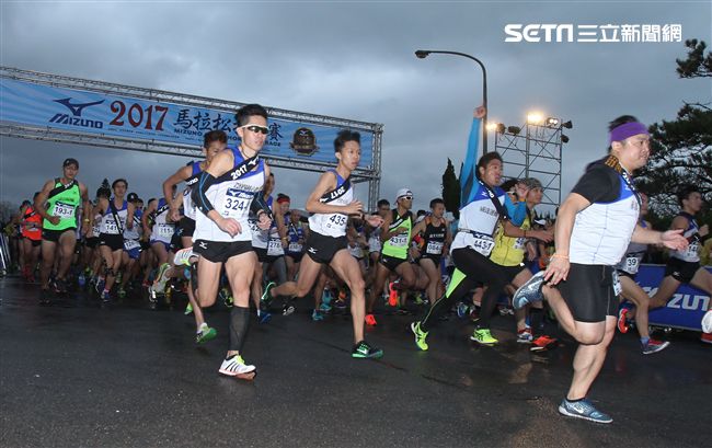 2017 MIZUNO馬拉松接力賽（19）日，五千多名跑者不畏濕冷天氣新北淡金公路熱力點燃，世大運好手齊聚淡金、清大田徑隊破紀錄摘金。（記者邱榮吉/攝影）