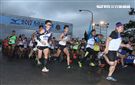 2017 MIZUNO馬拉松接力賽（19）日，五千多名跑者不畏濕冷天氣新北淡金公路熱力點燃，世大運好手齊聚淡金、清大田徑隊破紀錄摘金。（記者邱榮吉/攝影）