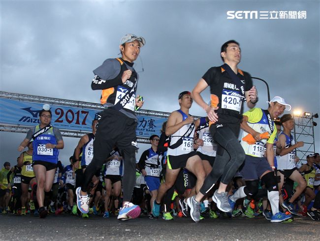 2017 MIZUNO馬拉松接力賽（19）日，五千多名跑者不畏濕冷天氣新北淡金公路熱力點燃，世大運好手齊聚淡金、清大田徑隊破紀錄摘金。（記者邱榮吉/攝影）