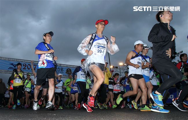 2017 MIZUNO馬拉松接力賽（19）日，五千多名跑者不畏濕冷天氣新北淡金公路熱力點燃，世大運好手齊聚淡金、清大田徑隊破紀錄摘金。（記者邱榮吉/攝影）