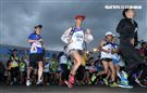 2017 MIZUNO馬拉松接力賽（19）日，五千多名跑者不畏濕冷天氣新北淡金公路熱力點燃，世大運好手齊聚淡金、清大田徑隊破紀錄摘金。（記者邱榮吉/攝影）