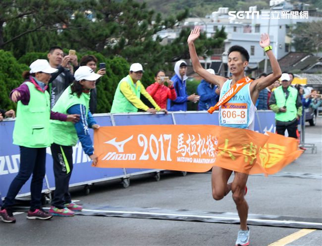 2017 MIZUNO馬拉松接力賽（19）日，五千多名跑者不畏濕冷天氣新北淡金公路熱力點燃，世大運好手齊聚淡金、清大田徑隊破紀錄摘金。（記者邱榮吉/攝影）
