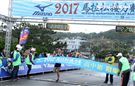 2017 MIZUNO馬拉松接力賽（19）日，五千多名跑者不畏濕冷天氣新北淡金公路熱力點燃，世大運好手齊聚淡金、清大田徑隊破紀錄摘金。（記者邱榮吉/攝影）