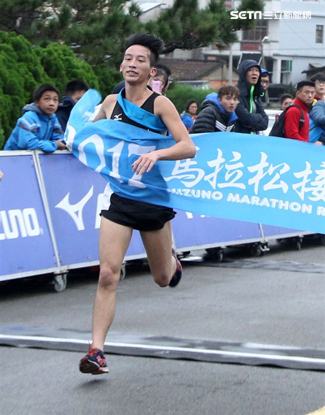 2017 MIZUNO馬拉松接力賽（19）日，五千多名跑者不畏濕冷天氣新北淡金公路熱力點燃，世大運好手齊聚淡金、清大田徑隊破紀錄摘金。（記者邱榮吉/攝影）