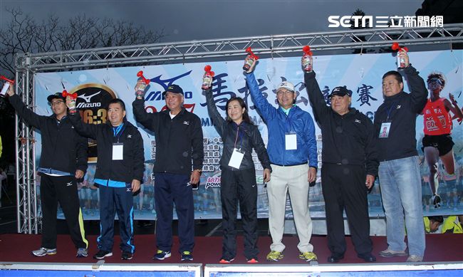 2017 MIZUNO馬拉松接力賽（19）日，五千多名跑者不畏濕冷天氣新北淡金公路熱力點燃，世大運好手齊聚淡金、清大田徑隊破紀錄摘金。（記者邱榮吉/攝影）