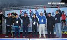2017 MIZUNO馬拉松接力賽（19）日，五千多名跑者不畏濕冷天氣新北淡金公路熱力點燃，世大運好手齊聚淡金、清大田徑隊破紀錄摘金。（記者邱榮吉/攝影）