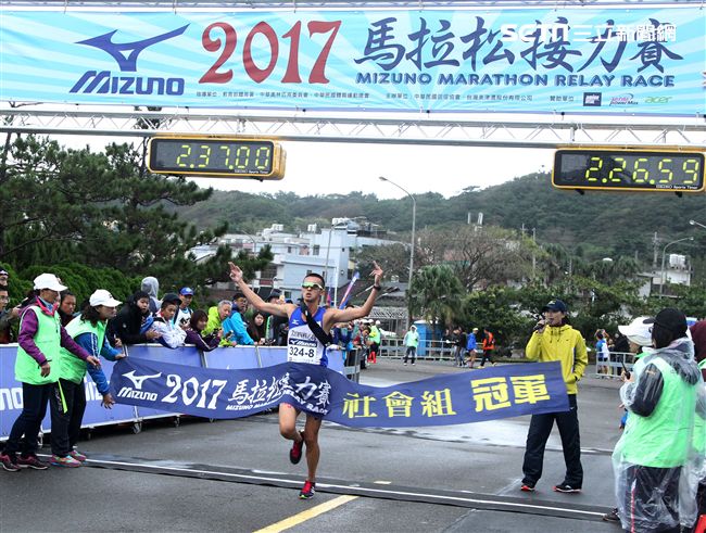 2017 MIZUNO馬拉松接力賽（19）日，五千多名跑者不畏濕冷天氣新北淡金公路熱力點燃，世大運好手齊聚淡金、清大田徑隊破紀錄摘金。（記者邱榮吉/攝影）