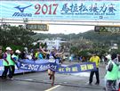 2017 MIZUNO馬拉松接力賽（19）日，五千多名跑者不畏濕冷天氣新北淡金公路熱力點燃，世大運好手齊聚淡金、清大田徑隊破紀錄摘金。（記者邱榮吉/攝影）