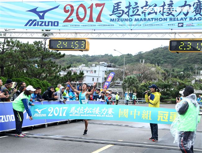 2017 MIZUNO馬拉松接力賽（19）日，五千多名跑者不畏濕冷天氣新北淡金公路熱力點燃，世大運好手齊聚淡金、清大田徑隊破紀錄摘金。（記者邱榮吉/攝影）