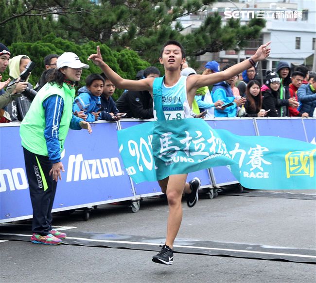 2017 MIZUNO馬拉松接力賽（19）日，五千多名跑者不畏濕冷天氣新北淡金公路熱力點燃，世大運好手齊聚淡金、清大田徑隊破紀錄摘金。（記者邱榮吉/攝影）