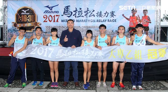 2017 MIZUNO馬拉松接力賽（19）日，五千多名跑者不畏濕冷天氣新北淡金公路熱力點燃，世大運好手齊聚淡金、清大田徑隊破紀錄摘金。（記者邱榮吉/攝影）