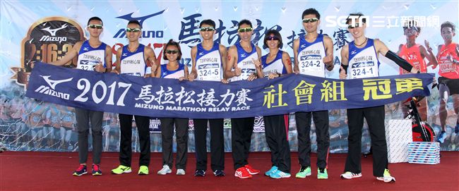2017 MIZUNO馬拉松接力賽（19）日，五千多名跑者不畏濕冷天氣新北淡金公路熱力點燃，世大運好手齊聚淡金、清大田徑隊破紀錄摘金。（記者邱榮吉/攝影）
