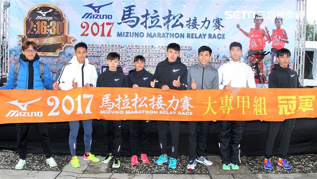 2017 MIZUNO馬拉松接力賽（19）日，五千多名跑者不畏濕冷天氣新北淡金公路熱力點燃，世大運好手齊聚淡金、清大田徑隊破紀錄摘金。（記者邱榮吉/攝影）