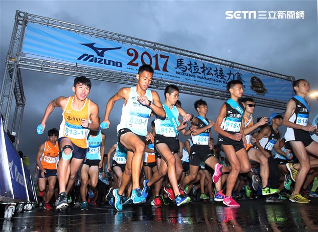 2017 MIZUNO馬拉松接力賽（19）日，五千多名跑者不畏濕冷天氣新北淡金公路熱力點燃，世大運好手齊聚淡金、清大田徑隊破紀錄摘金。（記者邱榮吉/攝影）
