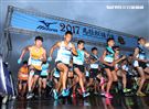 2017 MIZUNO馬拉松接力賽（19）日，五千多名跑者不畏濕冷天氣新北淡金公路熱力點燃，世大運好手齊聚淡金、清大田徑隊破紀錄摘金。（記者邱榮吉/攝影）