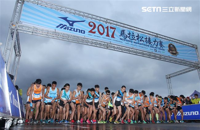2017 MIZUNO馬拉松接力賽（19）日，五千多名跑者不畏濕冷天氣新北淡金公路熱力點燃，世大運好手齊聚淡金、清大田徑隊破紀錄摘金。（記者邱榮吉/攝影）
