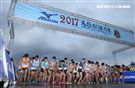 2017 MIZUNO馬拉松接力賽（19）日，五千多名跑者不畏濕冷天氣新北淡金公路熱力點燃，世大運好手齊聚淡金、清大田徑隊破紀錄摘金。（記者邱榮吉/攝影）